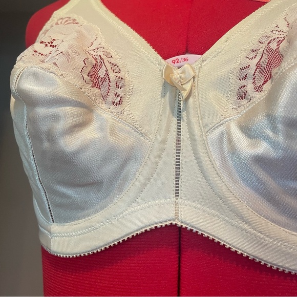 2FOR$30 Vintage Lilyette Nude Satin Bra With Underwire & Lace Size 34D - Picture 7 of 14